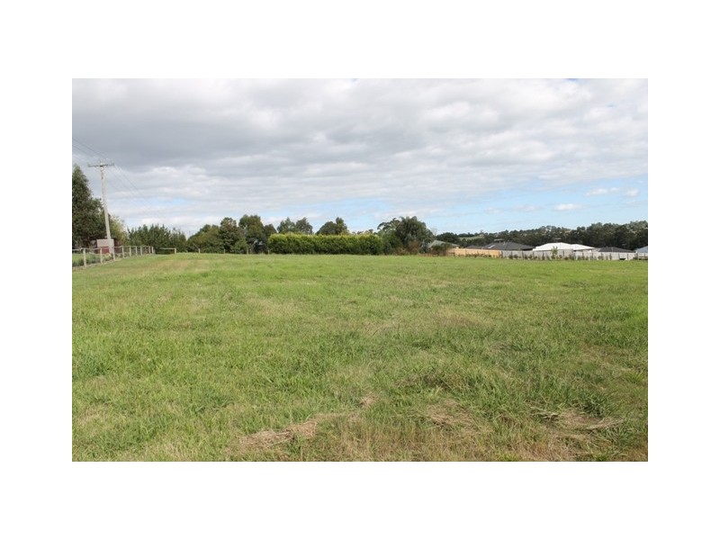 6 Kamanari Court, Drouin VIC 3818