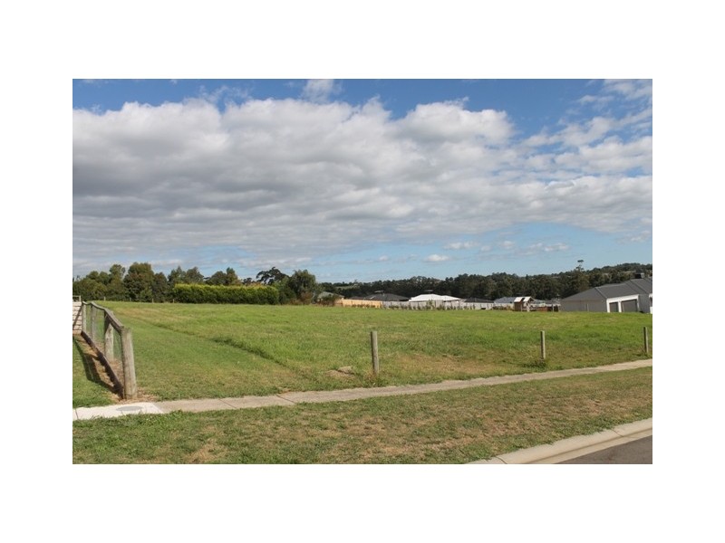 6 Kamanari Court, Drouin VIC 3818