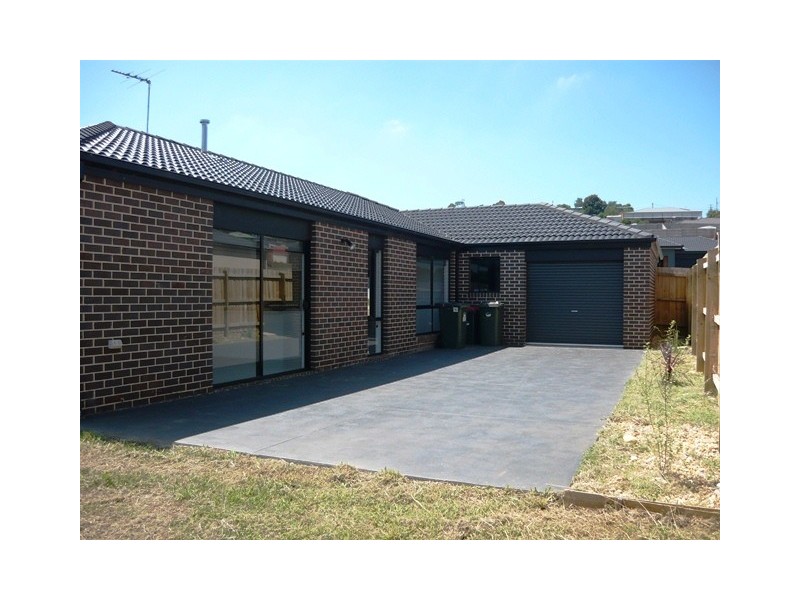 2 Wordsworth Court, Drouin VIC 3818