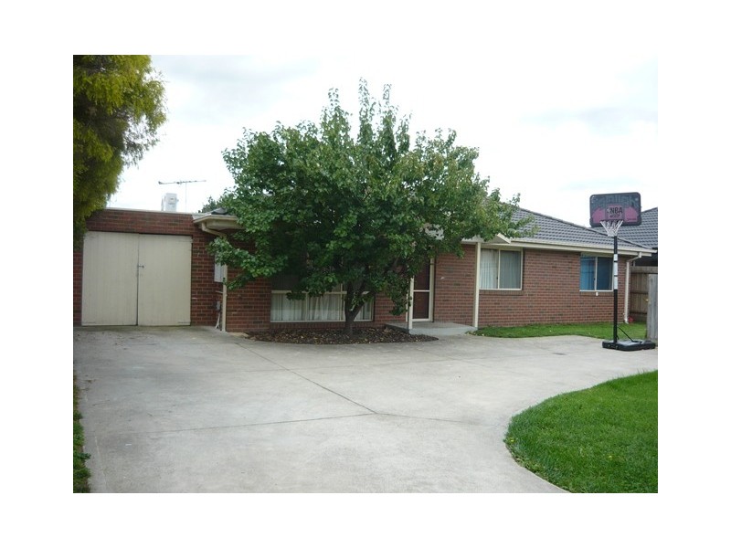 2/4 Cameron Way, Pakenham VIC 3810