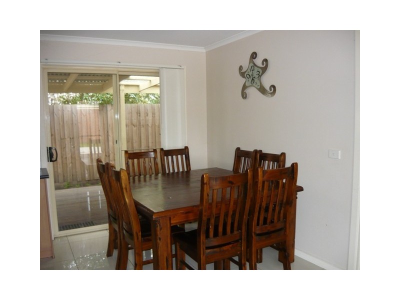 2/4 Cameron Way, Pakenham VIC 3810