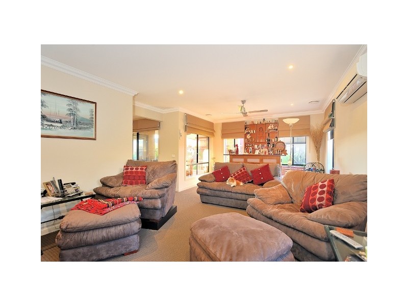 24 Rivendale Crescent, Drouin VIC 3818