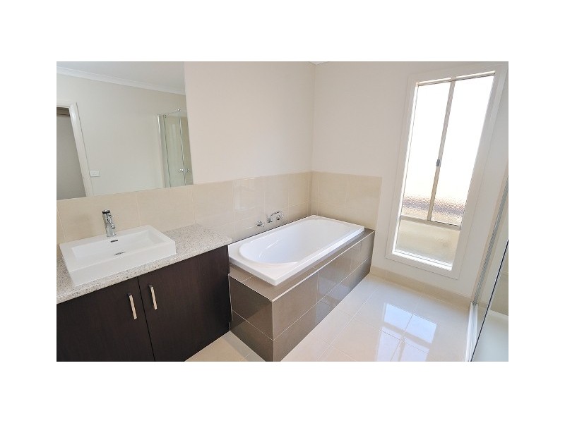 1/4 Palm Square, Drouin VIC 3818