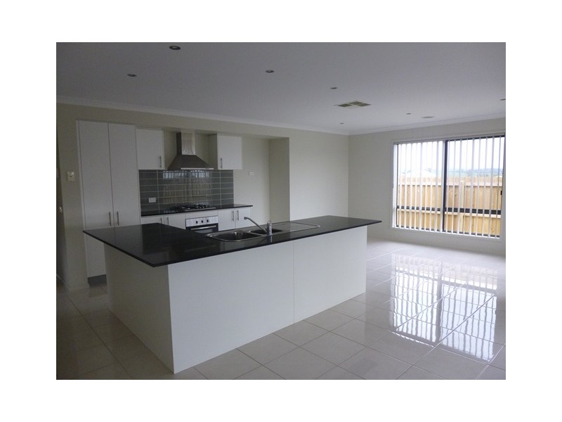 24 Kensington Square, Drouin VIC 3818