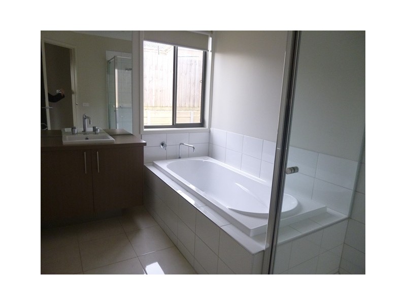 24 Kensington Square, Drouin VIC 3818