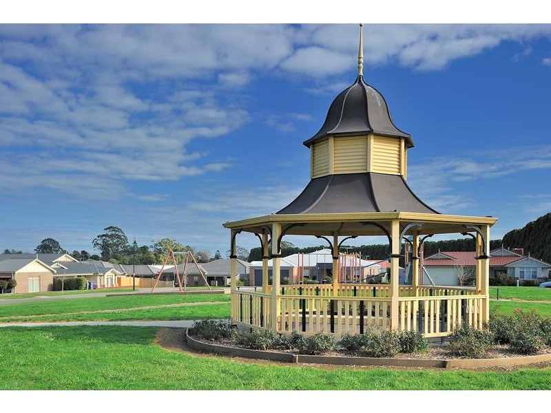 6 Lyndhurst Square, Drouin VIC 3818