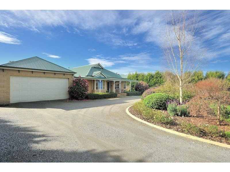 8 Robin Hood Way, Drouin VIC 3818