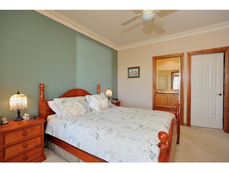 8 Robin Hood Way, Drouin VIC 3818