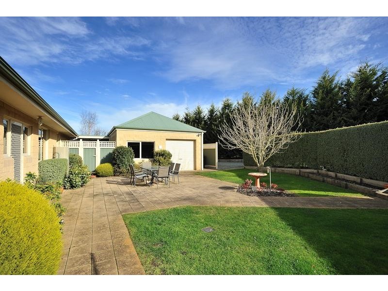 8 Robin Hood Way, Drouin VIC 3818