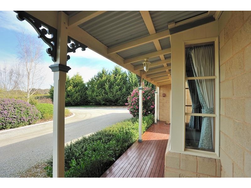 8 Robin Hood Way, Drouin VIC 3818