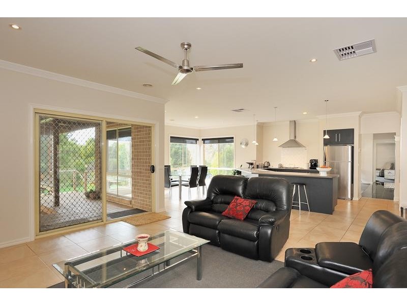 9 Millennium Court, Drouin VIC 3818