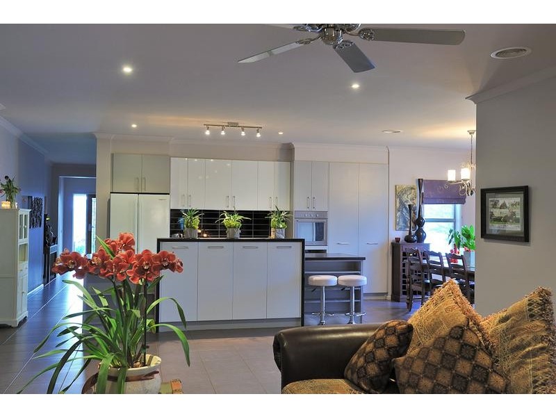 14 Settlers Rise, Drouin VIC 3818