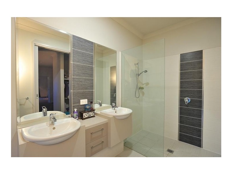 14 Settlers Rise, Drouin VIC 3818