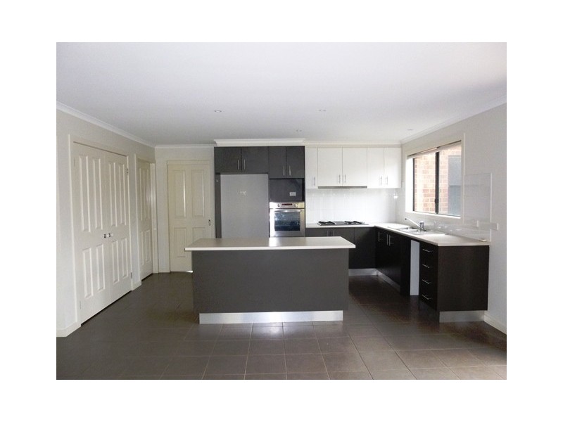 10 Rivendale Crescent, Drouin VIC 3818