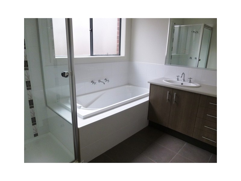 10 Rivendale Crescent, Drouin VIC 3818