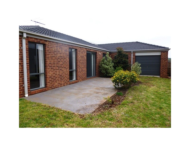 10 Rivendale Crescent, Drouin VIC 3818