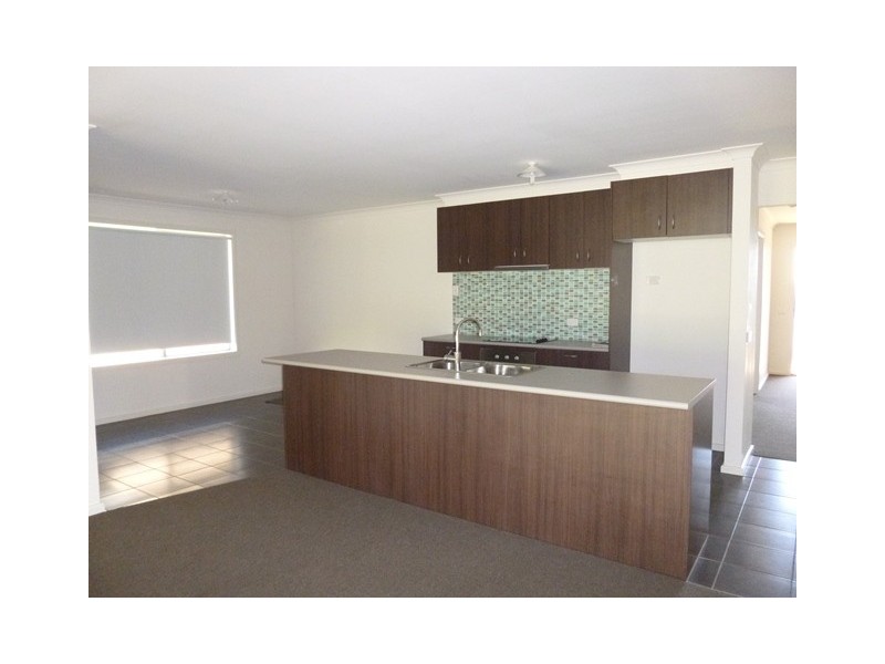 28 Sutherland Way, Drouin VIC 3818