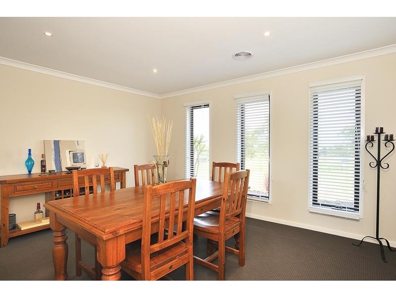 4 Oxley Court, Drouin VIC 3818