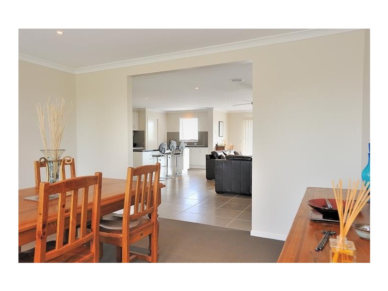 4 Oxley Court, Drouin VIC 3818