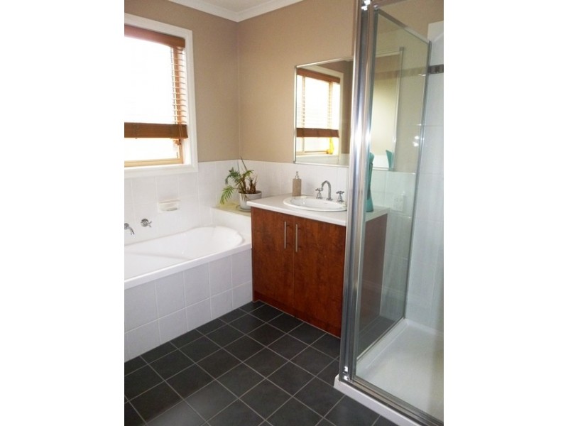 4 Lawrence Road, Drouin VIC 3818