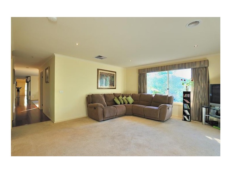 25 Davey Drive, Drouin VIC 3818