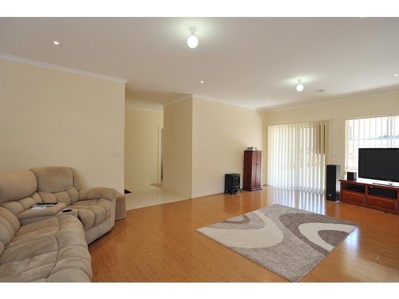 4 Valleyview Grove, Drouin VIC 3818