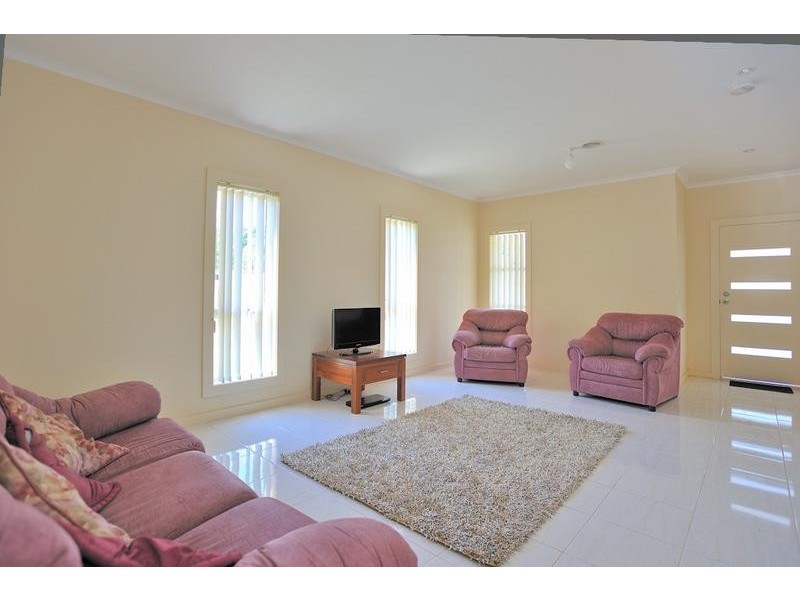4 Valleyview Grove, Drouin VIC 3818