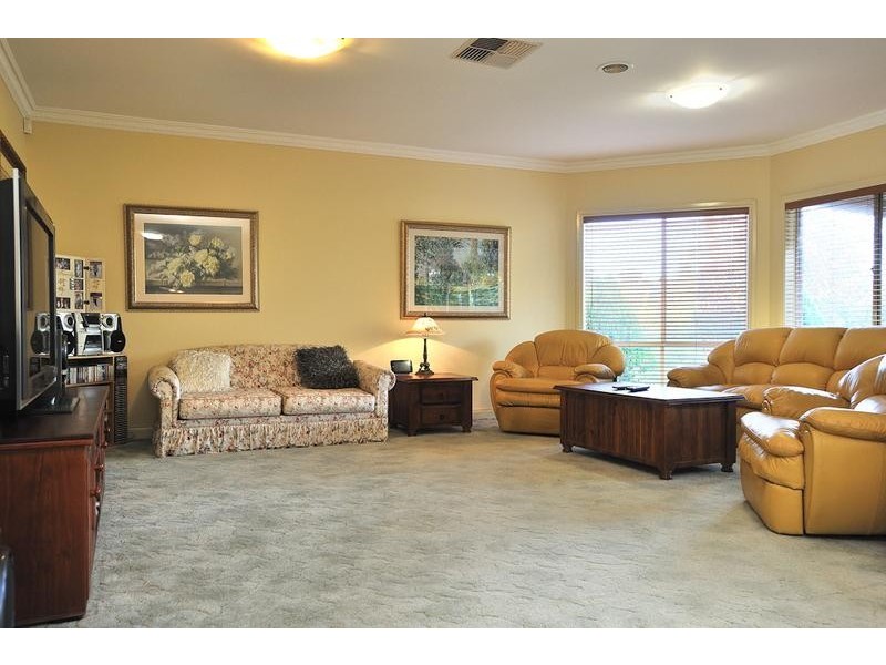 17 Millennium Court, Drouin VIC 3818