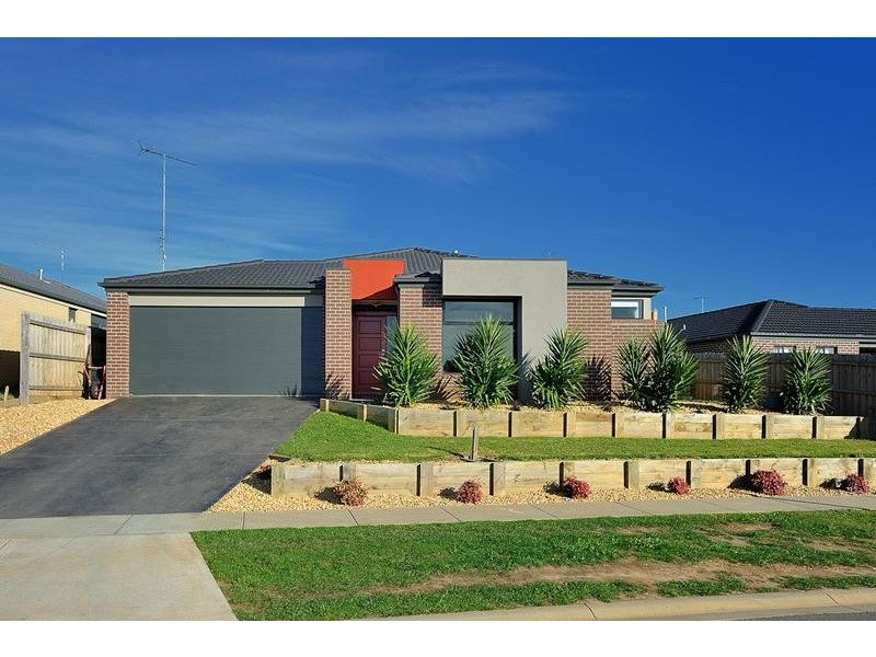 15 Harmon Drive, Drouin VIC 3818