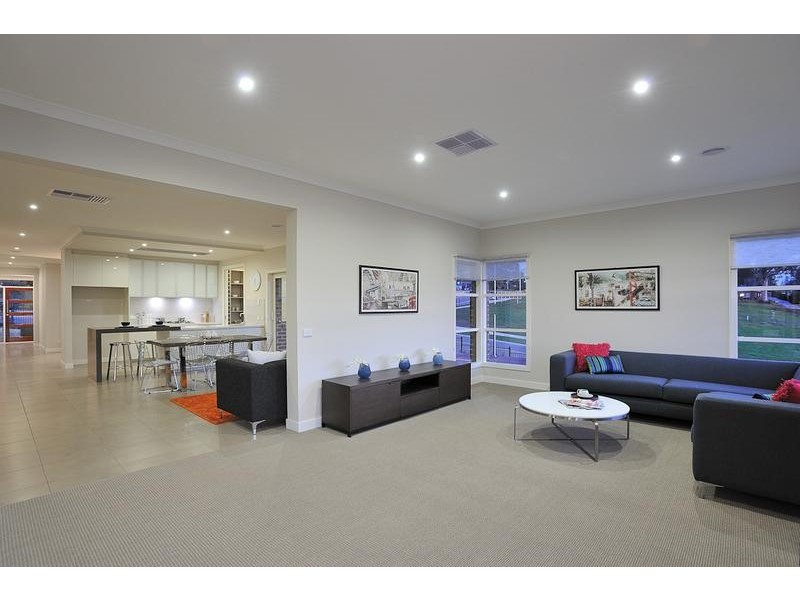 124 Jackson Drive, Drouin VIC 3818