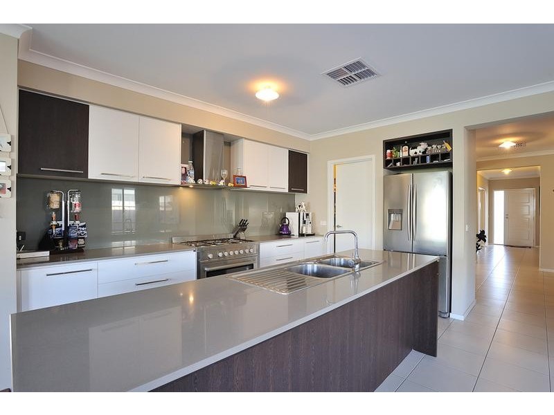 15 Harmon Drive, Drouin VIC 3818