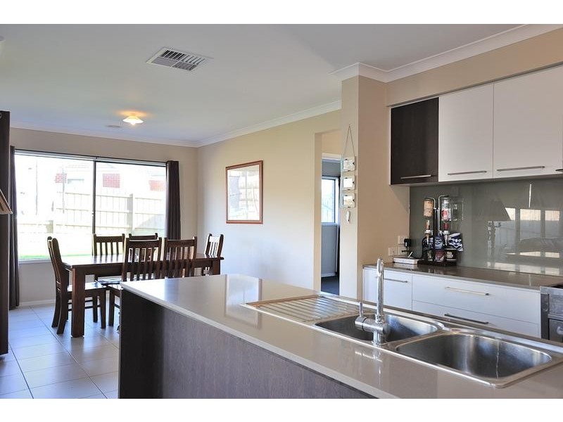 15 Harmon Drive, Drouin VIC 3818