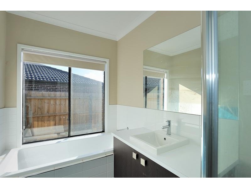 15 Harmon Drive, Drouin VIC 3818