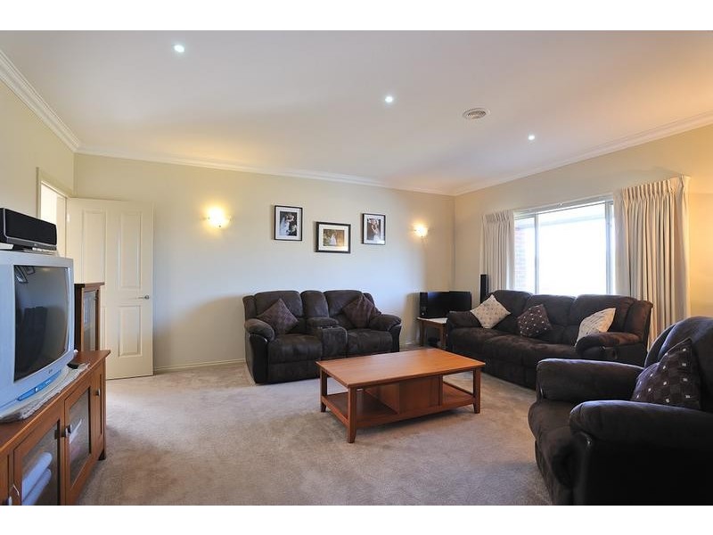 15 Monica Drive, Drouin VIC 3818