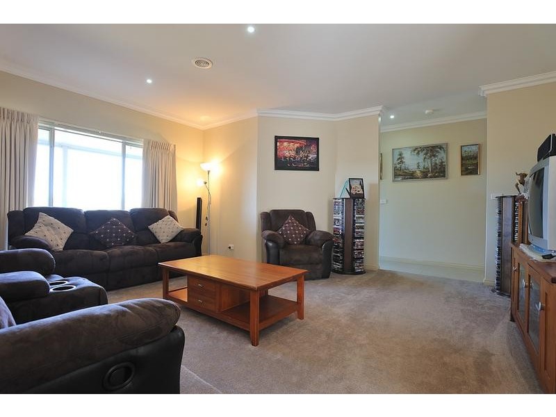 15 Monica Drive, Drouin VIC 3818