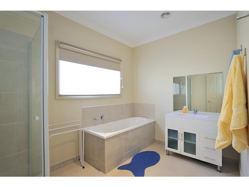 15 Monica Drive, Drouin VIC 3818