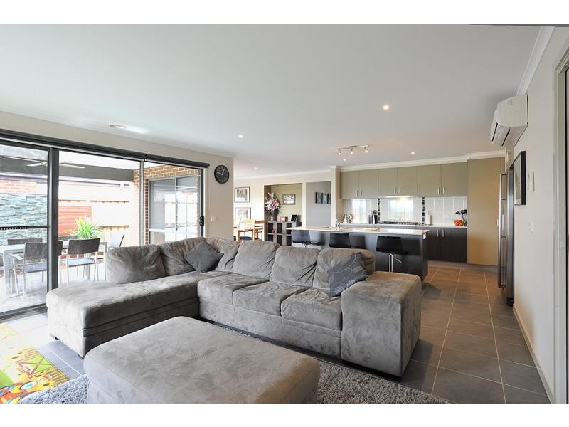 16 Lyndhurst Square, Drouin VIC 3818