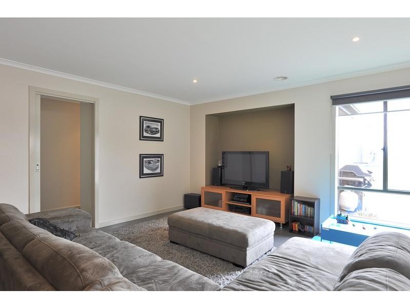 16 Lyndhurst Square, Drouin VIC 3818