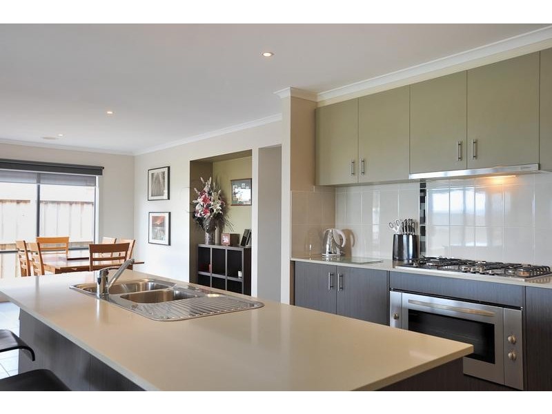 16 Lyndhurst Square, Drouin VIC 3818