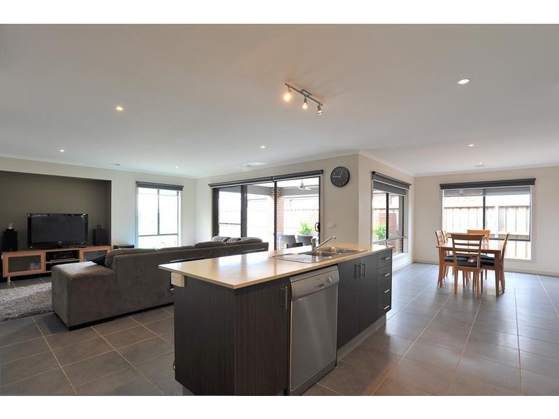 16 Lyndhurst Square, Drouin VIC 3818