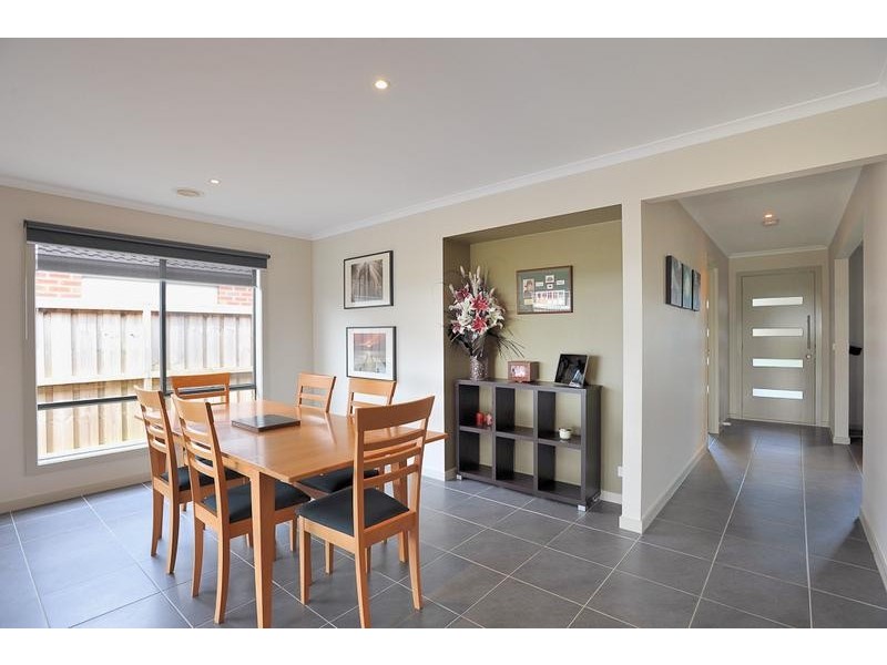 16 Lyndhurst Square, Drouin VIC 3818