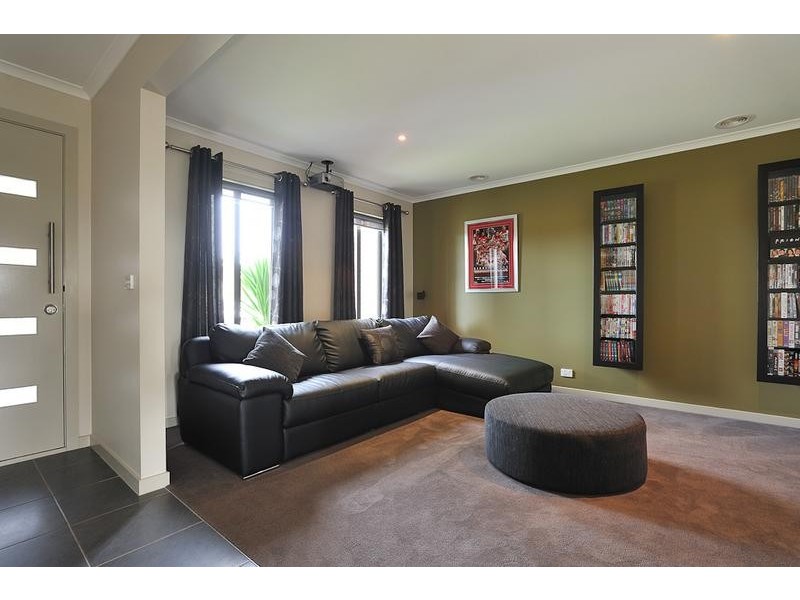 16 Lyndhurst Square, Drouin VIC 3818