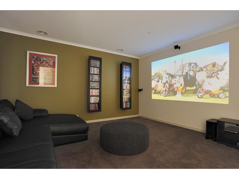 16 Lyndhurst Square, Drouin VIC 3818