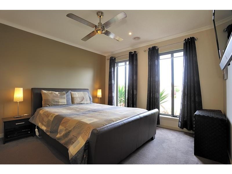 16 Lyndhurst Square, Drouin VIC 3818