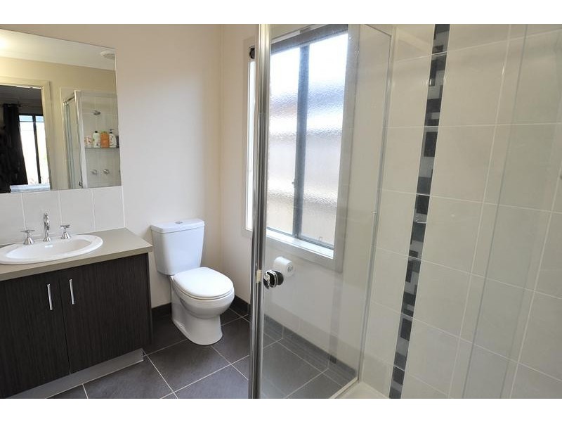 16 Lyndhurst Square, Drouin VIC 3818