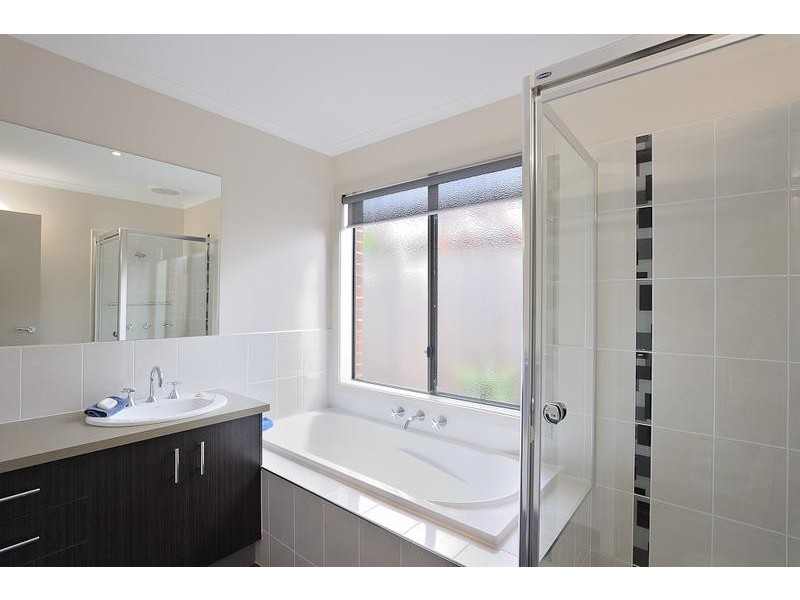 16 Lyndhurst Square, Drouin VIC 3818