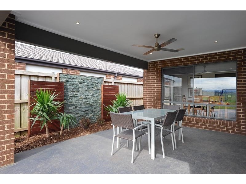 16 Lyndhurst Square, Drouin VIC 3818