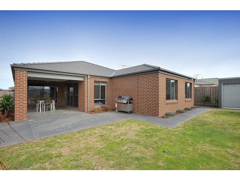 16 Lyndhurst Square, Drouin VIC 3818