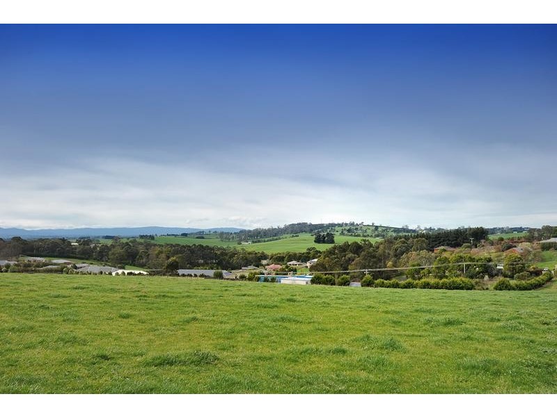 16 Lyndhurst Square, Drouin VIC 3818