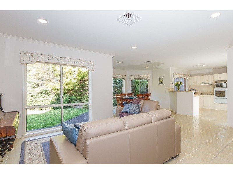 27 Gleeson Crescent, Rostrevor SA 5073